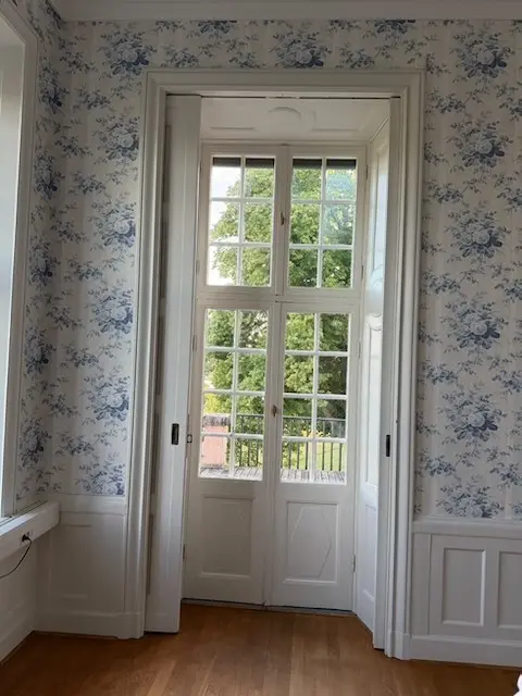 Fönsterdörr ut mot trädgården